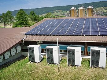 Wärmepumpen mit PV-Anlage auf Bauernhof