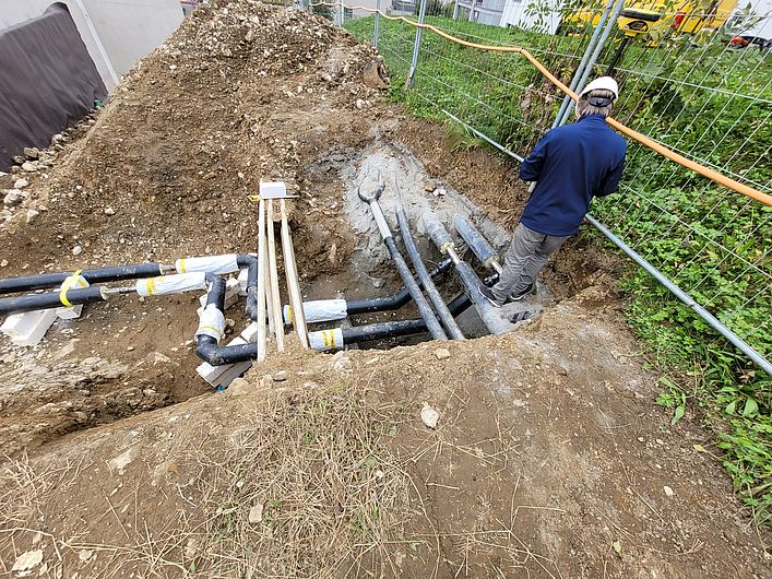 Fernwärmerohr im Trassee: Vorbereitung für die weitere Verschweissung und Dämmung