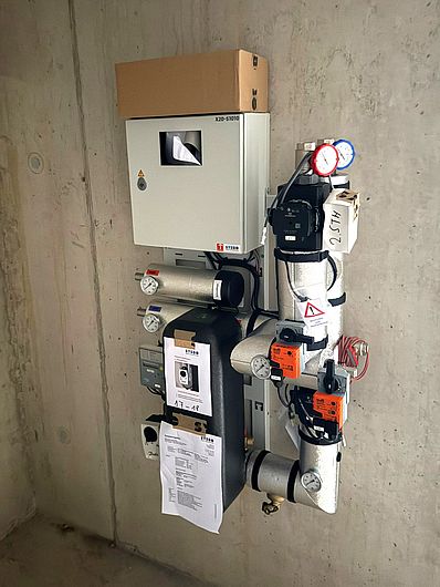 Installierte Übergabestation für die Anbindung des Gebäudes an das Fernwärmenetz.