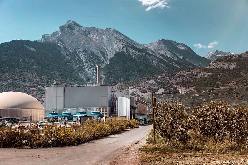 Aussenansicht Energiezentrum Valais mit Bergpanorama 