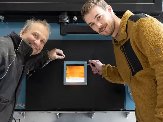 Simon Kälin und Simon Tischhauser vor dem Heizofen der Sägerei Kälin