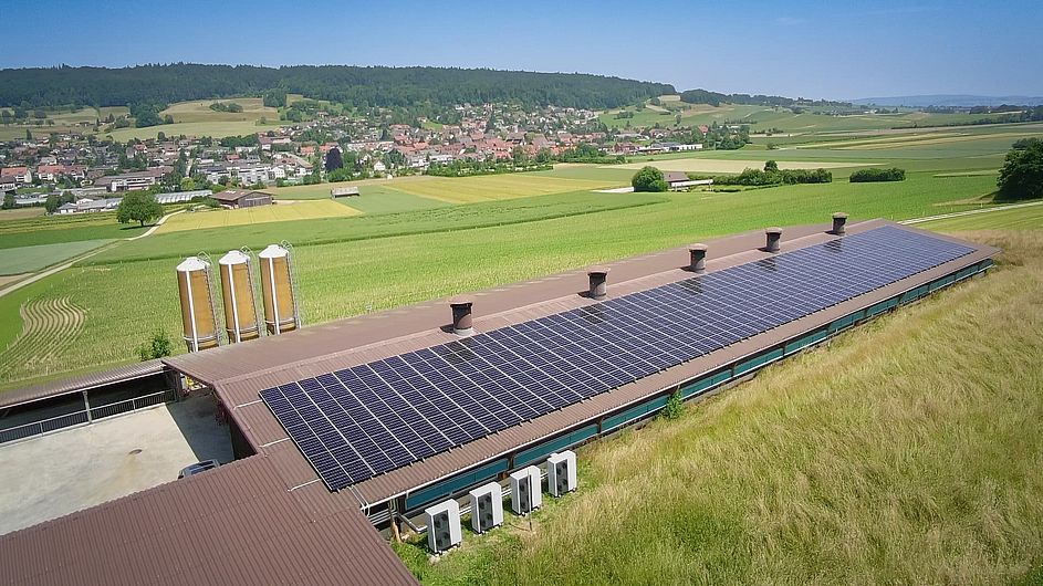Erlenhof Dachaufnahme mit Photovoltaikanlage 