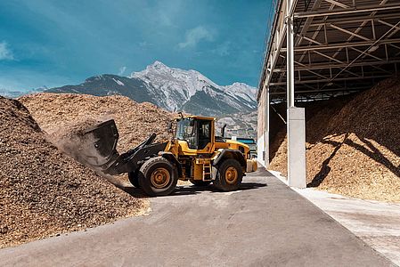 Holztransport vor Energiezentrale 