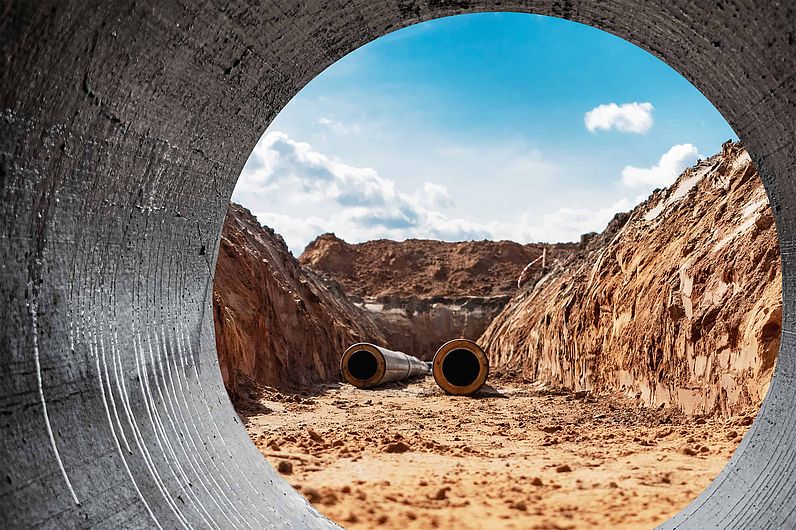 Blick durch ein Rohr auf einer Baustelle 
