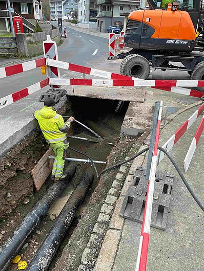 Fernwärmebaustelle mit Absperrungen auf einer Hauptstrasse