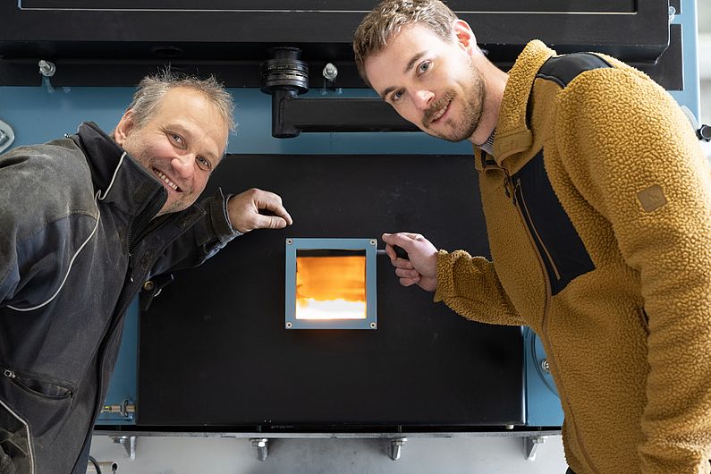 v.l.n.r.: Simon Kälin (Sägerei Kälin), Simon Tischhauser (eco energietech AG)