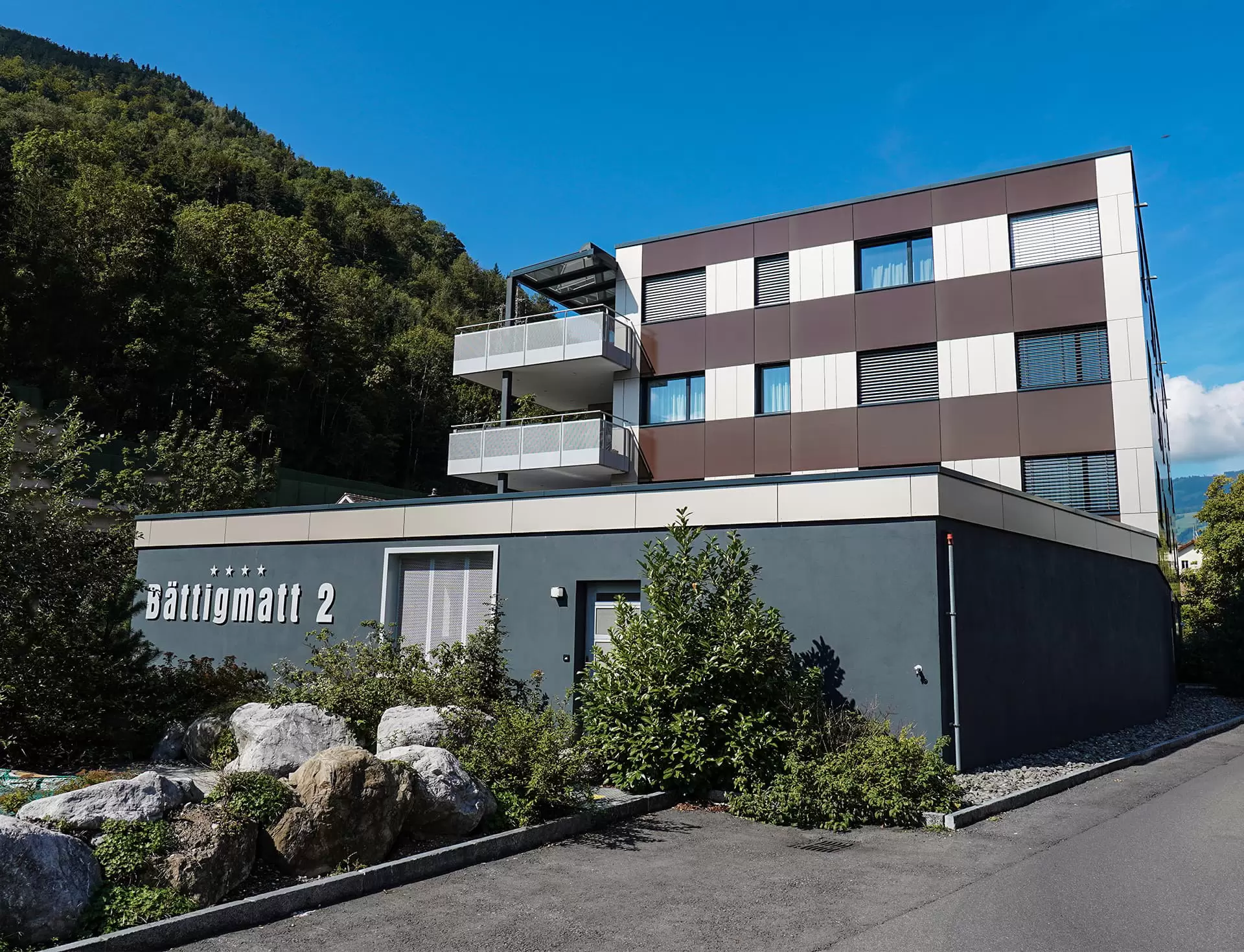 Aussenansicht Bättigmatt mit PV-Fassade 