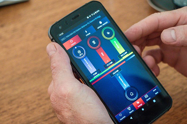 Nahaufnahme eines Mobilephones mit Energieapp 