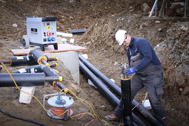 Mitarbeiter im Graben Fernwärmebau 