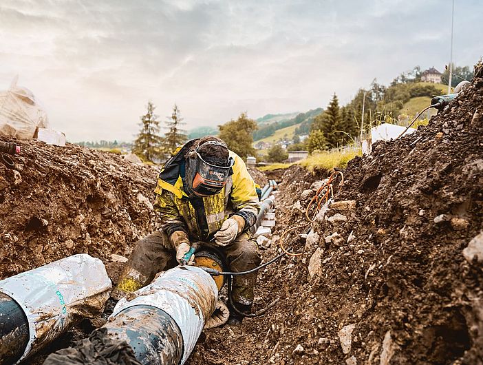 Schweisser im Einsatz auf dem Bau 